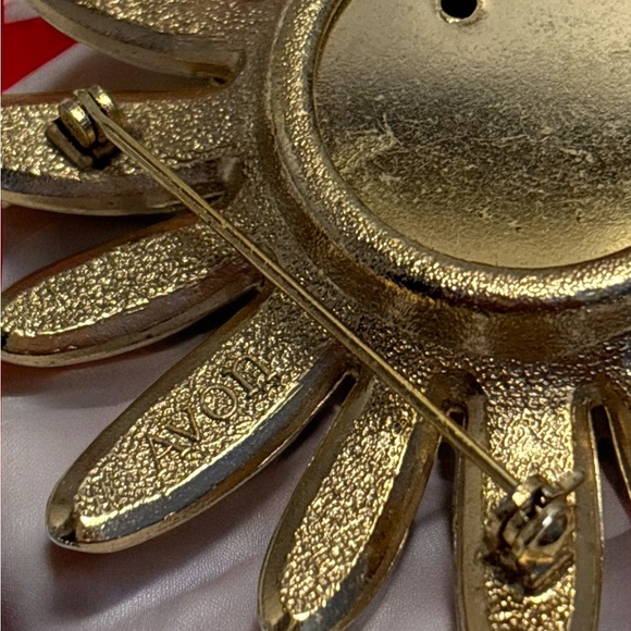 🛍️3 for $25🛍️ Avon Gold Tone White Enamel Floral Perfume Brooch 2-5/8” - Picture 7 of 8